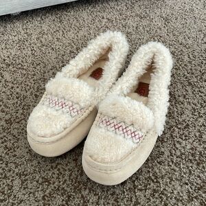 UGG - slippers NWOT (moccasin style) discontinued